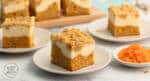 Stück Carrot Cake Cheesecake mit Streuseln