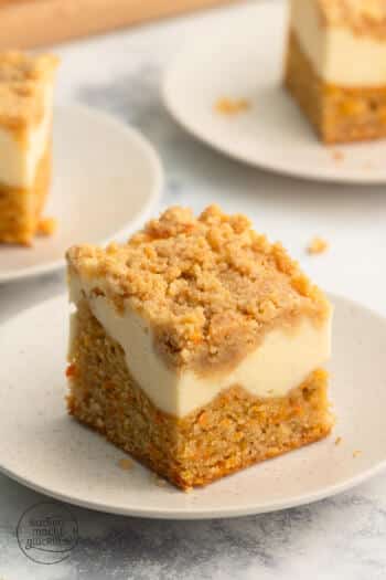 Carrot Cake Streusel Cheesecake vom Blech auf Tellern