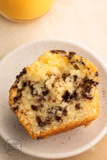 Anschnitt von saftigen Eierlikörmuffins mit lockerer Krume