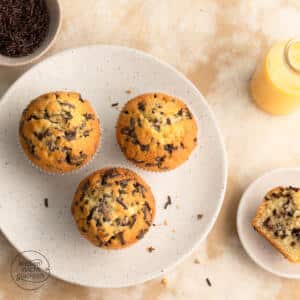 Eierlikörmuffins mit Schokostreuseln