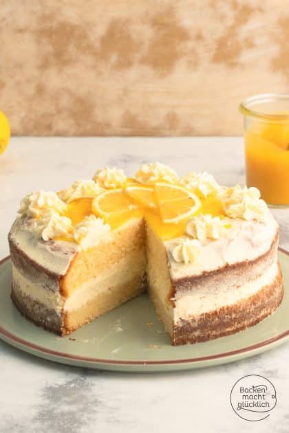 angeschnittene klassische Zitronentorte mit 2 Böden und Creme