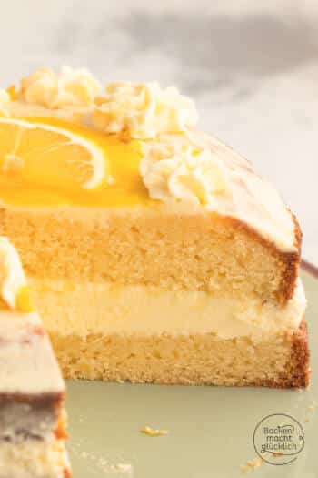 angeschnittene Torte mit Zitronen-Mascarpone-Creme