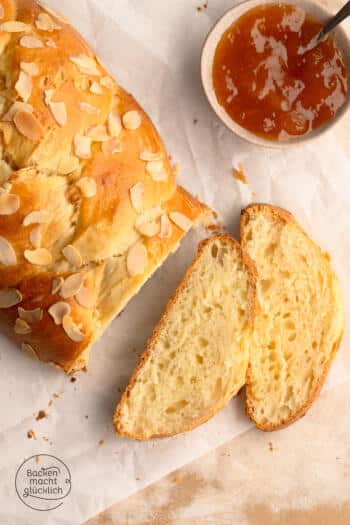 Sauerteigzopf von oben mit Scheiben