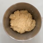 Geknetter Hefeteig für Babka in Edelstahlschüssel der Küchenmaschine