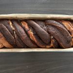 Gebackene Schokoladen-Babka mit geflochtener Marmorierung in Kastenform