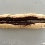 Babka-Teigstrang mit Schokofüllung längs aufgeschnitten