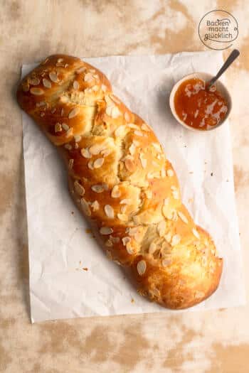 süßer geflochtener Sauerteigtopf mit Mandelblättchen