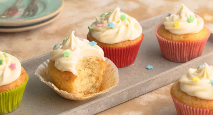 angebissener veganer Cupcake mit veganem Frosting