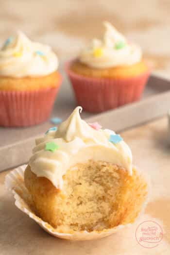 veganer Muffin mit veganer Cupcakes-Frosting-Haube