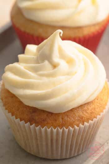 vegane Cupcakes mit aufgespritztem veganen Frosting