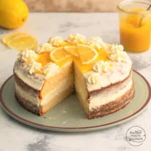 klassische Zitronentorte angeschnitten auf Tortenplatte