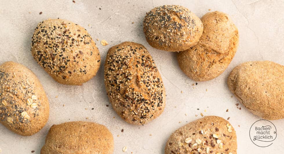 einfache unterschiedliche Vollkornbrötchen pur oder mit Saaten und Kernen