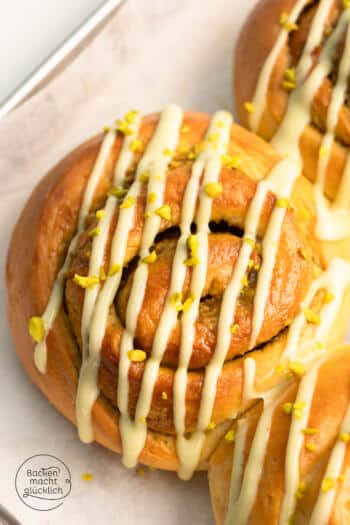 fluffige Pistazienschnecken von oben mit Drizzle