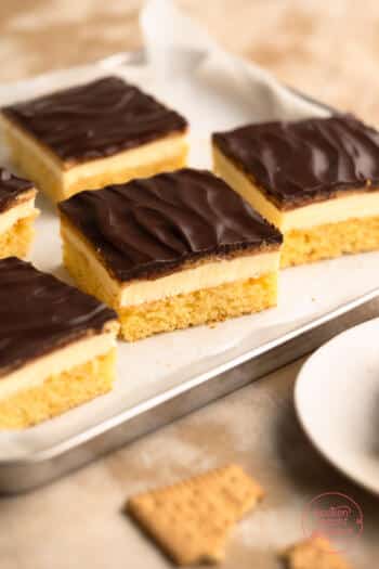 DDR Blechkuchen mit Butterkeksen, Buttercreme und schokoguss