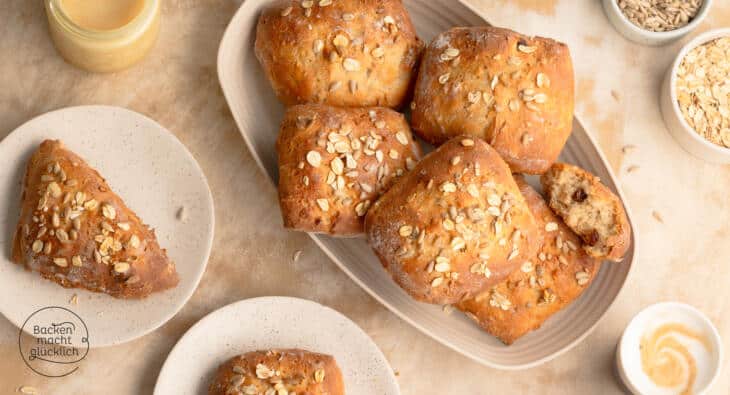 Frisch gebackene Müslibrötchen mit Haferflocken