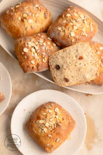Müslibrötchen mit Rosinen und Haferflocken im Teig