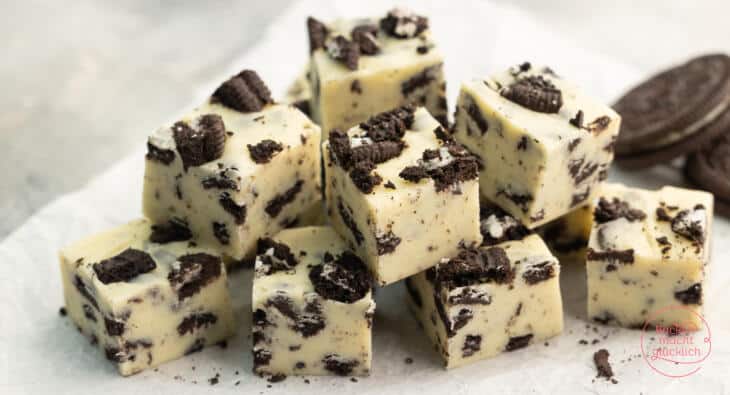 schwarz-weißes Oreo-Fudge in Würfeln