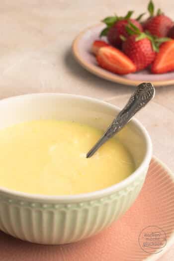 selbstgemachter cremiger Vanillepudding in Sch&uuml;ssel