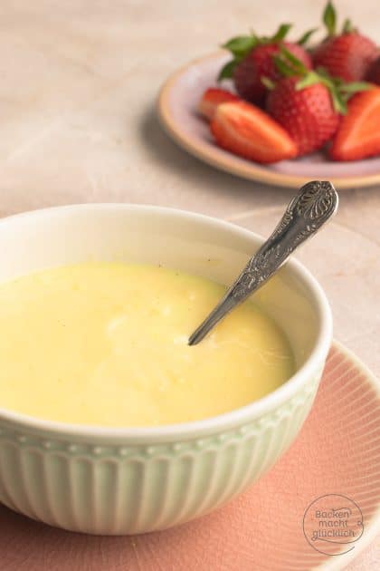 selbstgemachter cremiger Vanillepudding in Schüssel