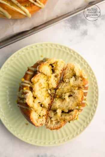 aufgeschnittene Pistazienschnecken mit Pistazienmus-Füllung