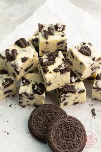 schnelles Oreo Fudge mit Kondensmilch und Keksstücken