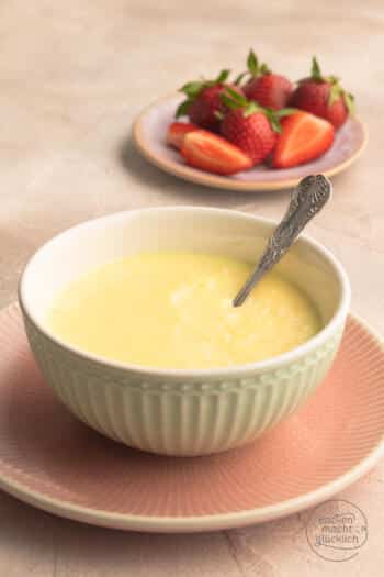 Vanillepudding mit Speisestärke in Schüsselchen