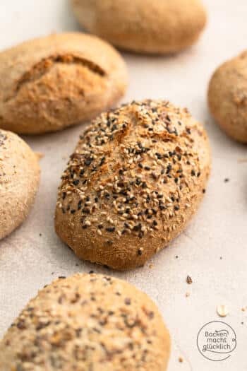 selbstgemachte Vollkornbrötchen mit Kruste und Saaten