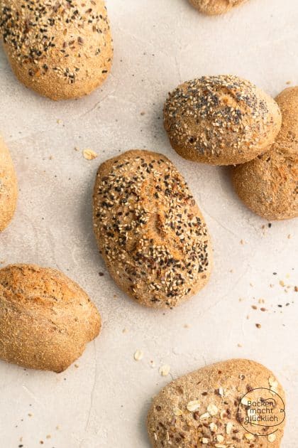 Vollkornbrötchen aus Weizenvollkornmehl von oben