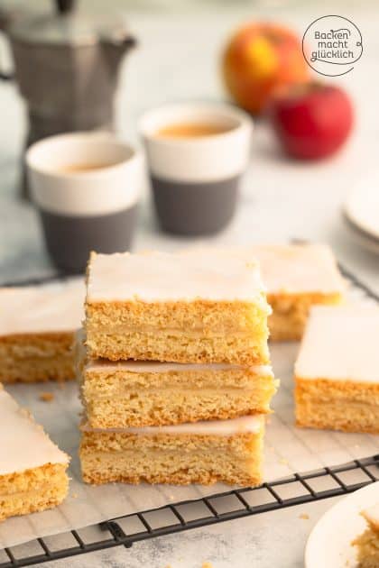 Gedeckter Apfelmus-Kuchen vom Blech mit Apfelmark