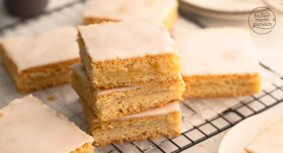 Apfelmuskuchen vom Blech mit Mürbeteig und Zuckerguss