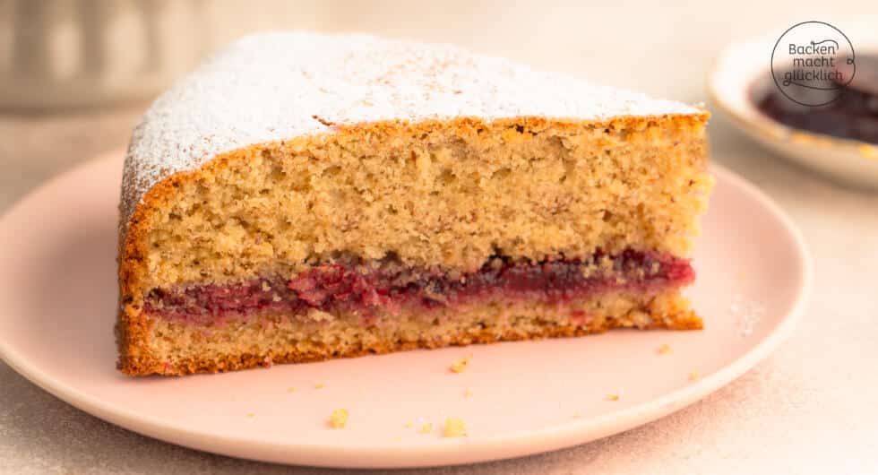Stück Buchweizentorte mit Marmelade und Puderzucker