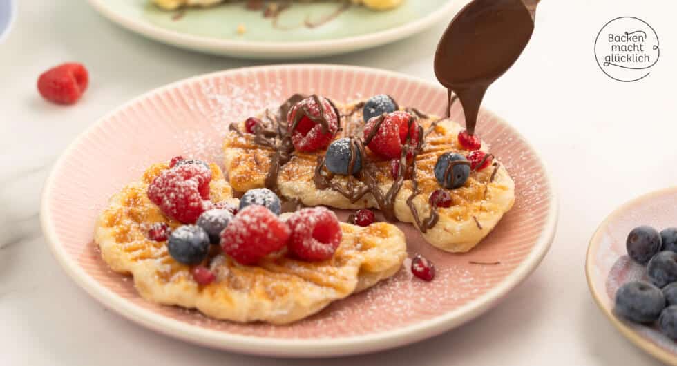 Croffles aus Croissantteig aus dem Waffeleisen mit Schokoso&szlig;e