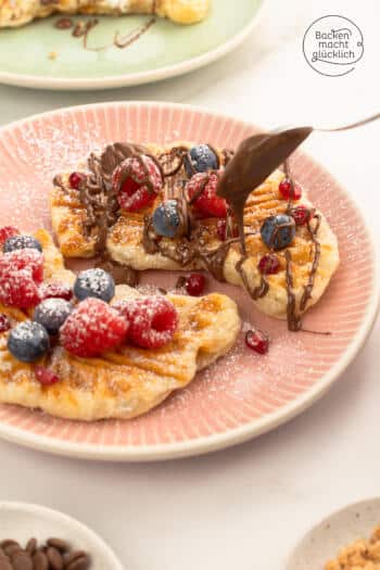 Croffles mit Schokolade und Beeren