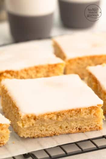 Apfelmuskuchen vom Blech mit Zuckerguss