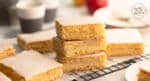 mehrere Stücke saftiger gedeckter Apfelmus-Blechkuchen