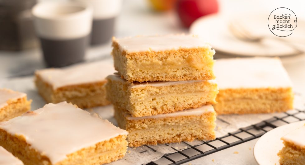 mehrere Stücke saftiger gedeckter Apfelmus-Blechkuchen