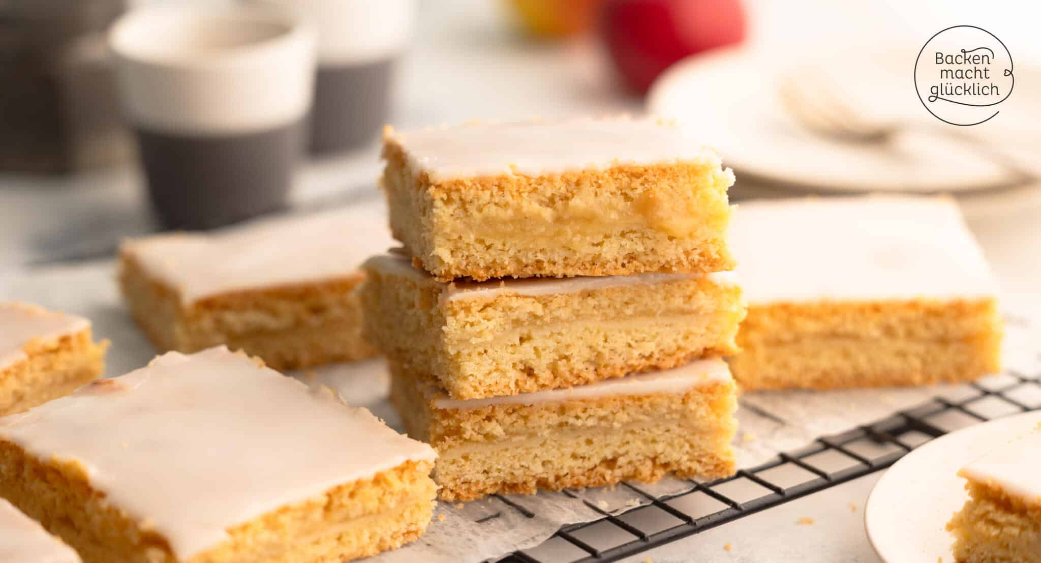 mehrere Stücke saftiger gedeckter Apfelmus-Blechkuchen