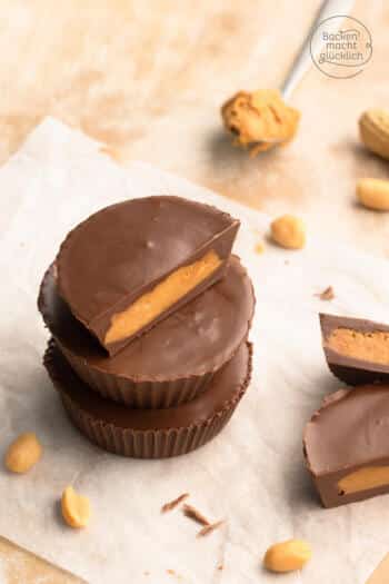 selbstgemachte aufgeschnittene Reeses mit Schokolade und Erdnussbutterfüllung