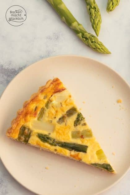 Stück Spargel-Quiche mit weißem und grünem Spargel