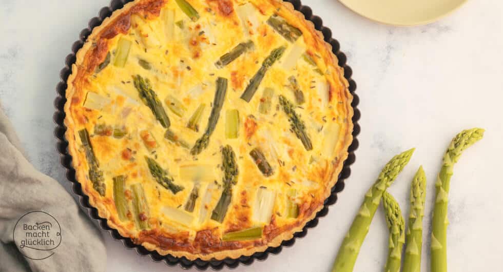 ganze Quiche mit Spargel und Parmesan-Schmand-Guss