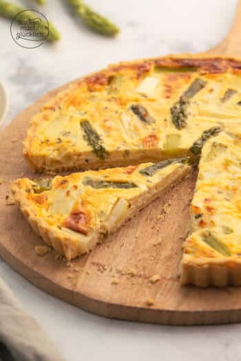 Quiche mit M&uuml;rbteigboden und Schmandguss und Spargel