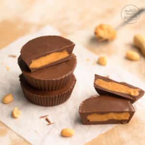 selbst gemachte Reeses Erdnussbutter Cups im Anschnitt