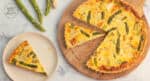 angeschnittene Spargelquiche mit weißem und grünem Spargel