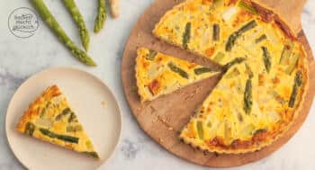 angeschnittene Spargelquiche mit weißem und grünem Spargel