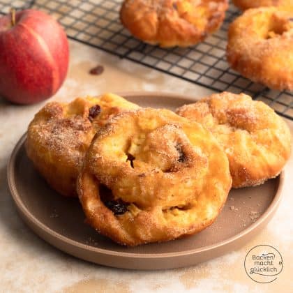 ausgebackene Apfelkrapfen aus Hefeteig mit Rosinen und Zimtzucker