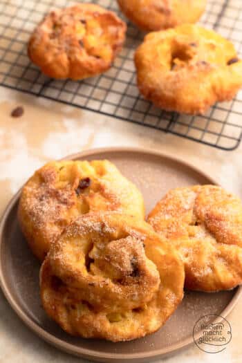 Hefeteig-Apfelkrapfen mit Zimtzucker