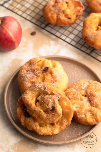 Apfel-Krapfen aus Hefeteig mit Apfelstückchen und Rosinen
