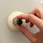 Bagels Loch ausstechen mit Ausstecher