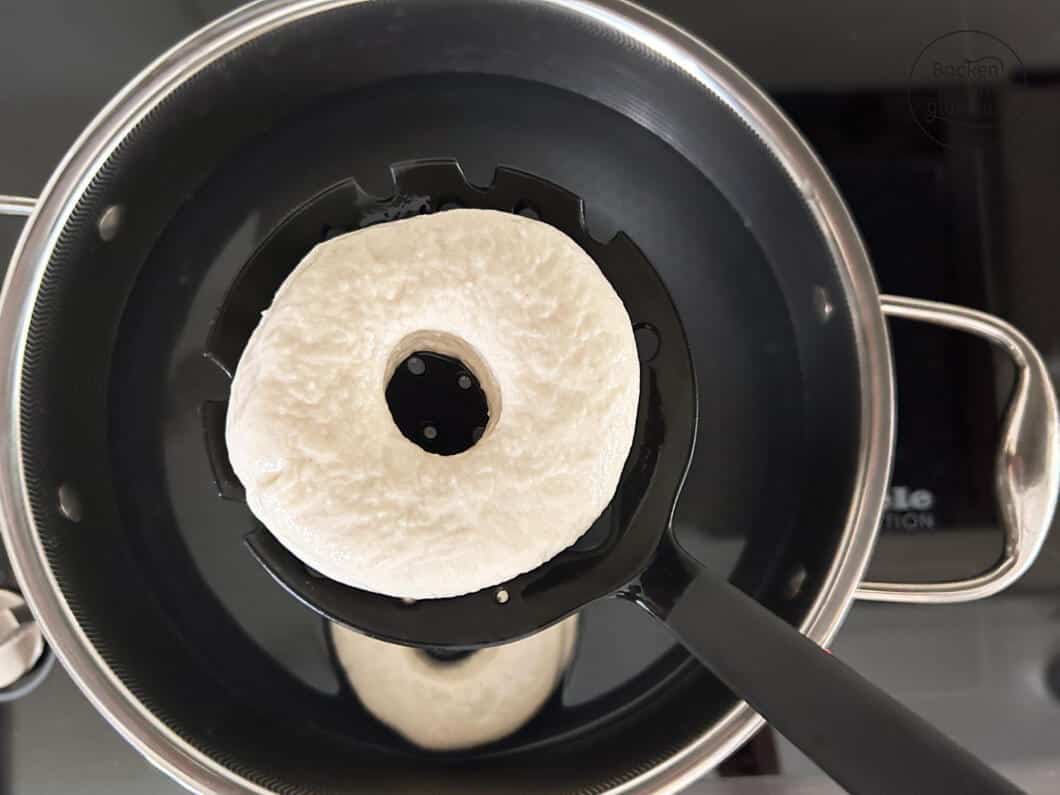 Bagels nach dem Sieden abtropfen lassen