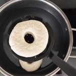 Bagels nach dem Sieden abtropfen lassen